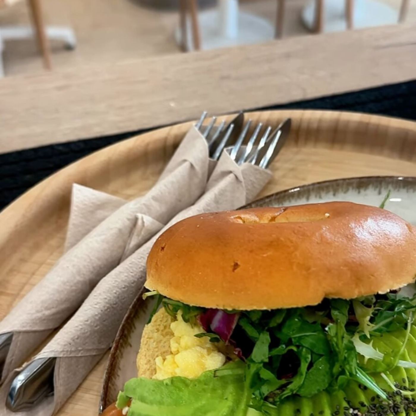 Bagel saumon, avocat et œufs brouillés